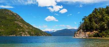 Patagonya 'daki güzel dağ manzaraları. Güney Amerika, Arjantin 'de dağlar gölü.