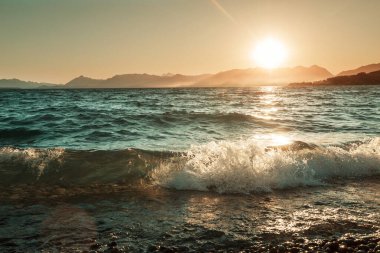 Gün batımında gölde gün batımı sahnesi. Güzel doğa manzaraları