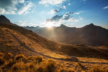 Dağlarda manzaralı günbatımı. Güzel doğal arka plan. Peru 'daki Cordillera Dağları.