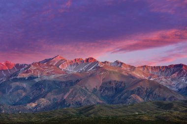 Dağlarda manzaralı günbatımı. Güzel doğal arka plan. Peru 'daki Cordillera Dağları.