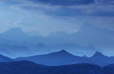 Güney Amerika, Peru 'da gün doğumunda dağ silueti
