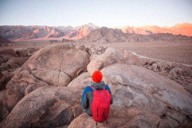 Alabama tepelerinde yürüyüş yapan erkekler, Kaliforniya, ABD