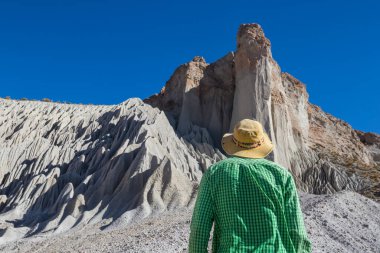 Kuzey Arjantin, Güney Amerika 'da dağlarda yürüyen bir adam