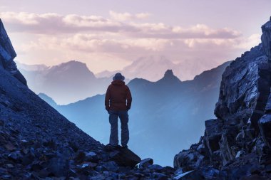 Cordillera dağlarında yürüyüş sahnesi, Peru