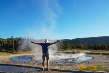 Yellowstone Ulusal Parkı 'ndaki turistler, ABD