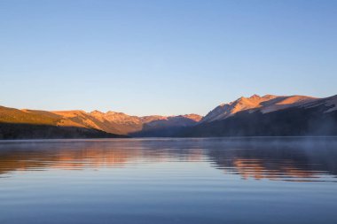 Patagonya 'daki güzel dağ manzaraları. Güney Amerika, Arjantin 'de dağlar gölü.