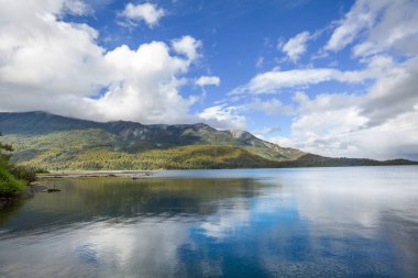 Patagonya 'daki güzel dağ manzaraları. Güney Amerika, Arjantin 'de dağlar gölü.