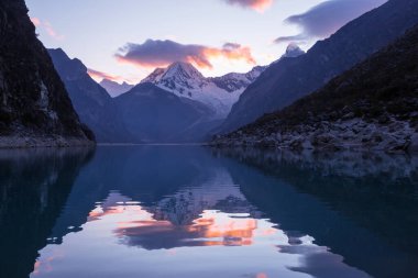 Cordillera Blanca, Peru, Güney Amerika 'daki Paron Gölü.