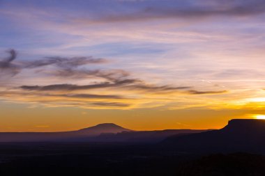 Güney Amerika, Peru 'da gün doğumunda dağ silueti