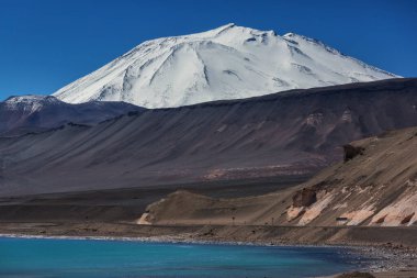Kuzey Şili 'nin fantastik manzaraları, Atacama Çölü. Güzel, ilham verici doğal manzaralar. Yüksek dağlarda Kalgaspores.
