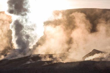 Geyser Sol de Manana, Bolivya. Güney Amerika 'da güzel sıradışı doğal manzaralar.