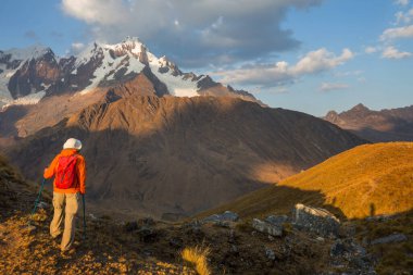 Cordillera dağlarında yürüyüş sahnesi, Peru
