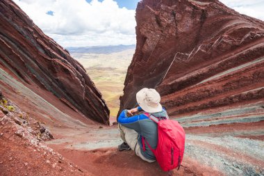 Peru 'daki gerçeküstü Palay Ponço renkli dağlarda bir turist