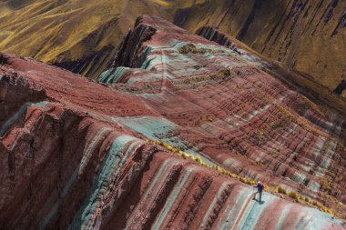 Peru 'daki gerçeküstü Palay Ponço renkli dağlarda bir turist