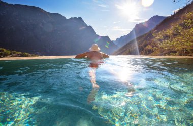 Meksika 'da Las Grutas De Tolantongo' da doğal termal havuzlarda dinlenen turistler