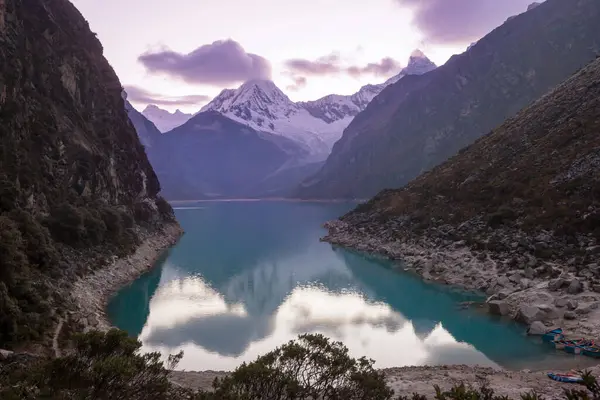 Cordillera Blanca, Peru, Güney Amerika 'daki Paron Gölü.