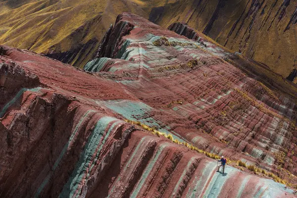 Peru 'daki gerçeküstü Palay Ponço renkli dağlarda bir turist