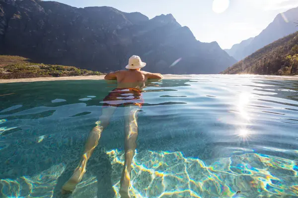 Meksika 'da Las Grutas De Tolantongo' da doğal termal havuzlarda dinlenen turistler