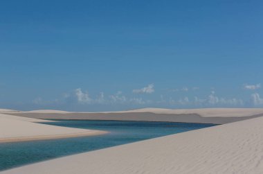 Brezilya 'daki Lencois Maranhenses Ulusal Parkı' ndaki gölcükler. Alışılmadık doğal manzaralar.
