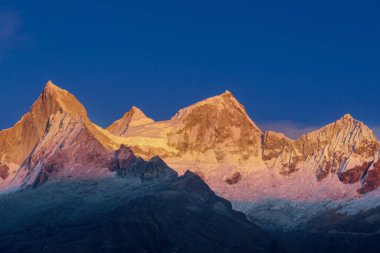 Cordillera Blanca, Peru, Güney Amerika 'daki güzel dağ manzaraları