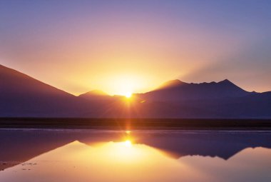 Güzel sakin gölde gün doğumu sahnesi. Güzel doğal arka plan. Patagonya, Arjantin, Güney Amerika.