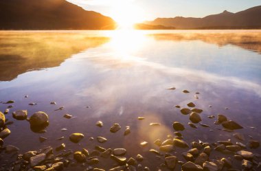 Güzel sakin gölde gün doğumu sahnesi. Güzel doğal arka plan. Patagonya, Arjantin, Güney Amerika.