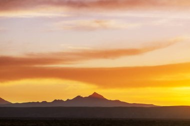 Bolivya altiplanosundaki alışılmadık dağlar Güney Amerika 'yı geziyor.