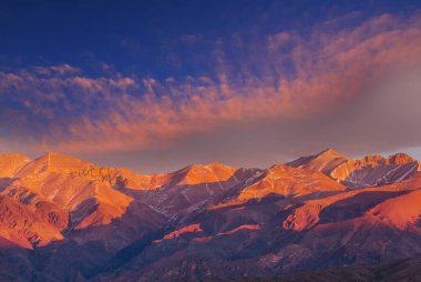 Dağlarda manzaralı günbatımı. Güzel doğal arka plan. Peru 'daki Cordillera Dağları.