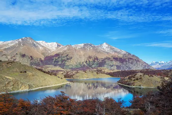 Perito Moreno Ulusal Parkı, Arjantin, Güney Amerika. Güzel renkli sonbahar mevsimi.