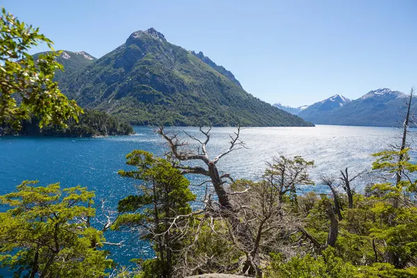 Patagonya 'daki güzel dağ manzaraları. Güney Amerika, Arjantin 'de dağlar gölü.