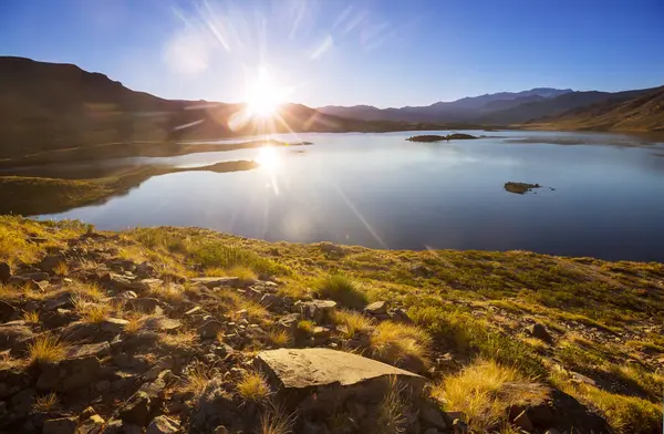 Yaz mevsiminde dağlarda huzur gölü. Güzel doğal manzaralar..