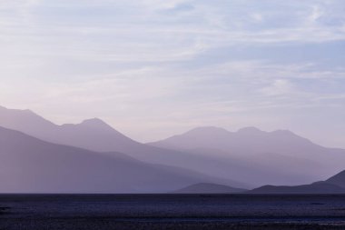 Güney Amerika, Peru 'da gün doğumunda dağ silueti