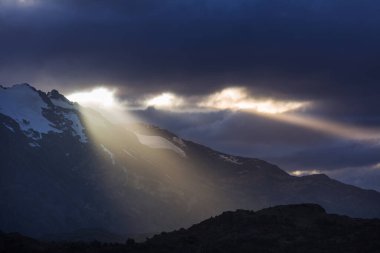 Dağlarda manzaralı günbatımı. Güzel doğal arka plan. Peru 'daki Cordillera Dağları.