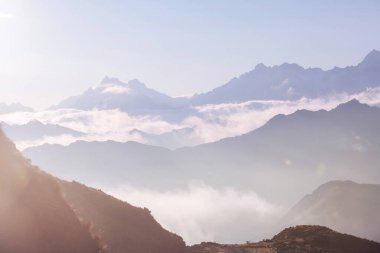 Güney Amerika, Peru 'da gün doğumunda dağ silueti