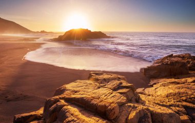 Okyanus sahili gün batımında doğal arka plan için