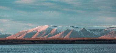 Kaliforniya, ABD 'deki Sierra Nevada dağları. Kış başları.