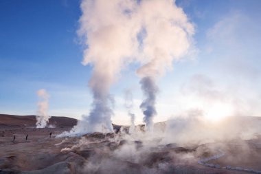 Geyser Sol de Manana, Bolivya. Güney Amerika 'da güzel sıradışı doğal manzaralar.