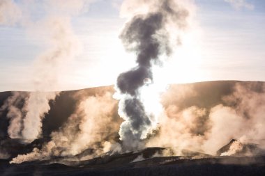 Geyser Sol de Manana, Bolivya. Güney Amerika 'da güzel sıradışı doğal manzaralar.