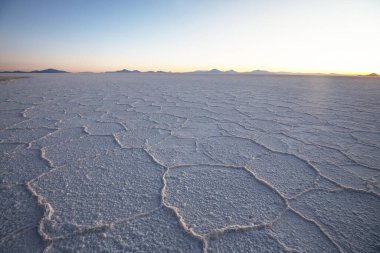 Güneş doğarken alışılmadık Salar de Uyuni, Bolivya