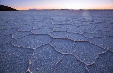 Güneş doğarken alışılmadık Salar de Uyuni, Bolivya