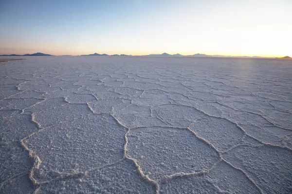 Güneş doğarken alışılmadık Salar de Uyuni, Bolivya