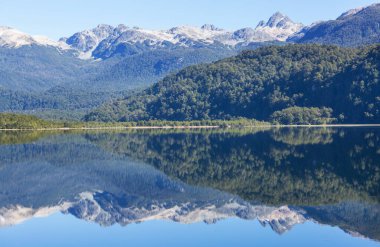 Patagonya dağlarında huzur dolu bir sabah gölü, Arjantin