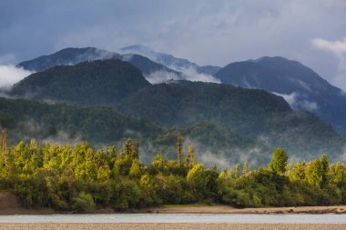 Carretera Austral, Patagonya, Güney Şili boyunca güzel dağ manzaraları