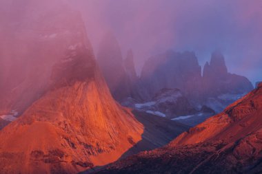 Torres Del Paine Ulusal Parkı, Şili 'de yürüyüşçü. Dünyaca ünlü yürüyüş bölgesi.