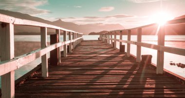 Cordillera dağlarındaki dinginlik gölünde ahşap iskele, Peru