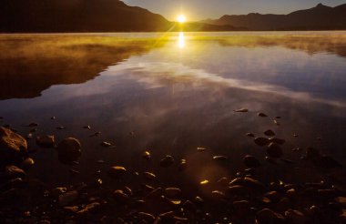 Gün batımında gölde gün batımı sahnesi. Güzel doğa manzaraları