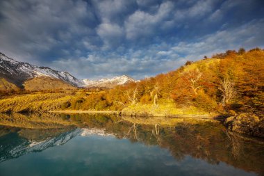 Patagonya dağlarında sonbahar sezonu, Güney Amerika, Arjantin