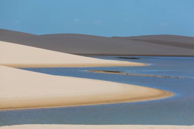 Brezilya 'daki Lencois Maranhenses Ulusal Parkı' ndaki gölcükler. Alışılmadık doğal manzaralar.