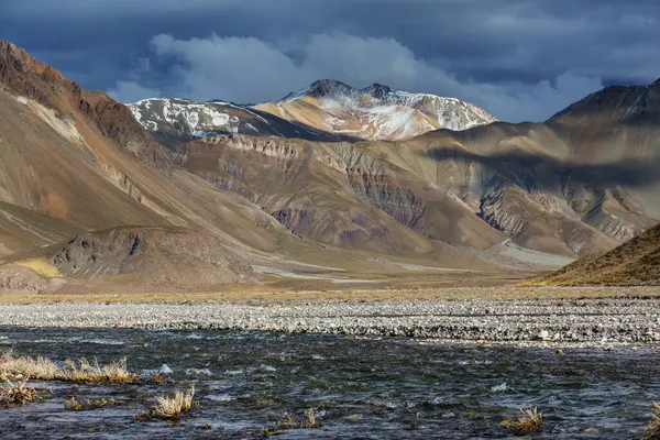 Valle Hermosa 'daki inanılmaz dağ manzaraları, Arjantin, Güney Amerika