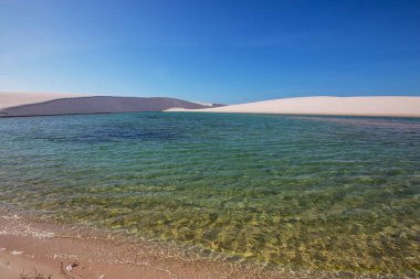 Brezilya 'daki Lencois Maranhenses Ulusal Parkı' ndaki gölcükler. Alışılmadık doğal manzaralar.